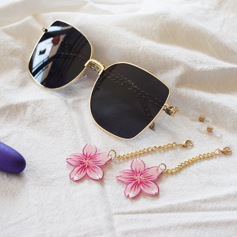 Star-Shaped Eyewear Chain Bowlift