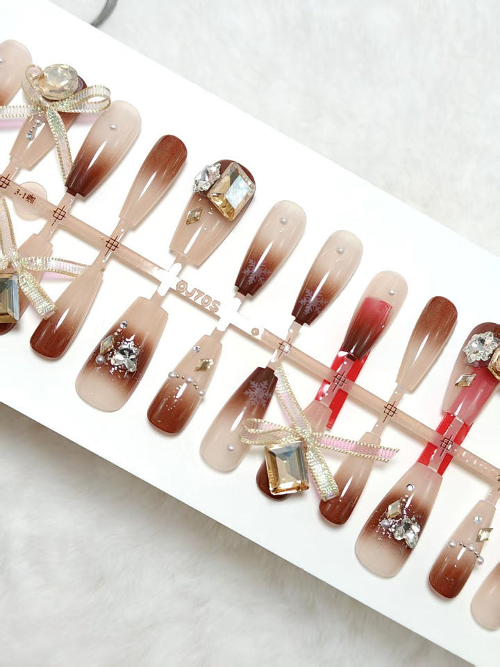 Artificial nails with luxurious design and elegant decorations Bowlift