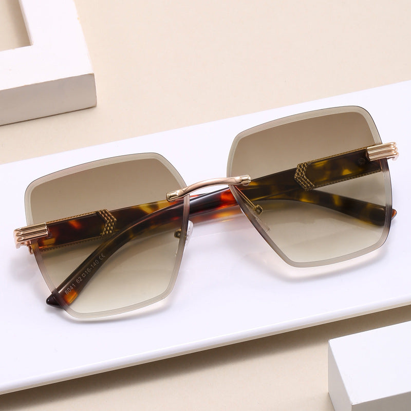 Ladies luxury sunglasses with unique frame and elegant accents Bowlift