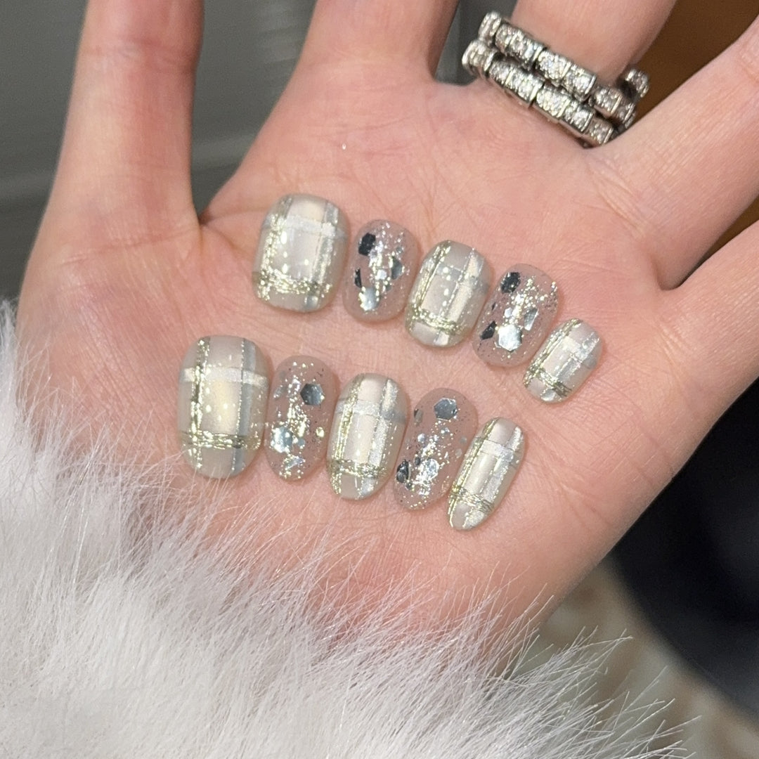Glamorous artificial nail tips with metallic detail Bowlift