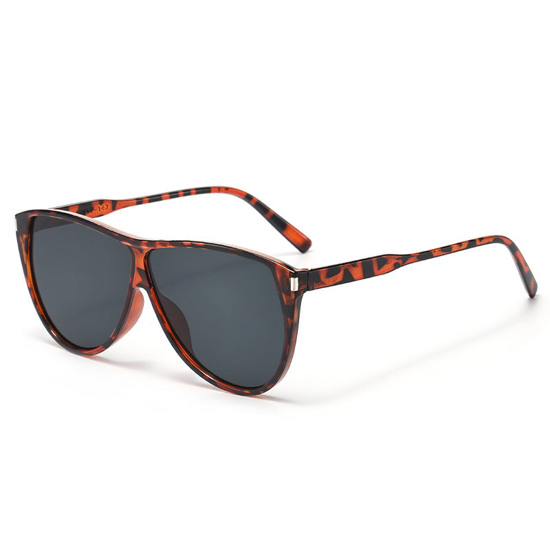 Ladies modern Cat-Eye sunglasses with protective UV filter and stylish frame Bowlift