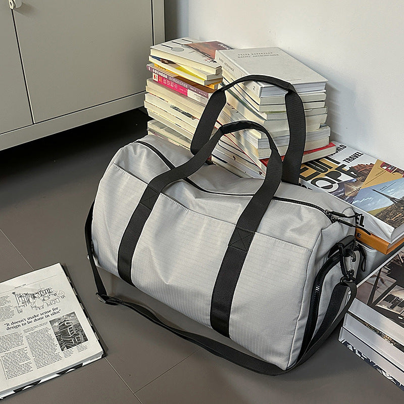 Sporty travel bag with reinforced carrying system and secure interior Bowlift