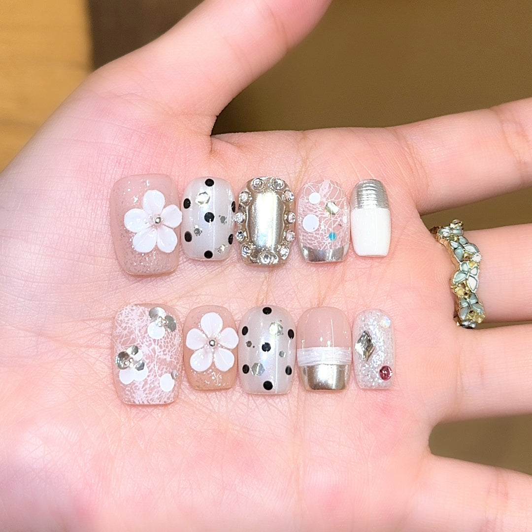 Creative artificial nails with elegant accents Bowlift