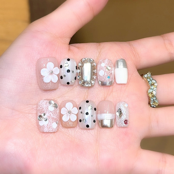 Creative artificial nails with elegant accents Bowlift
