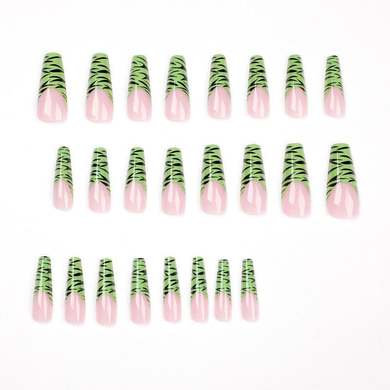 Artistic fingernails with trendy zebra design Bowlift