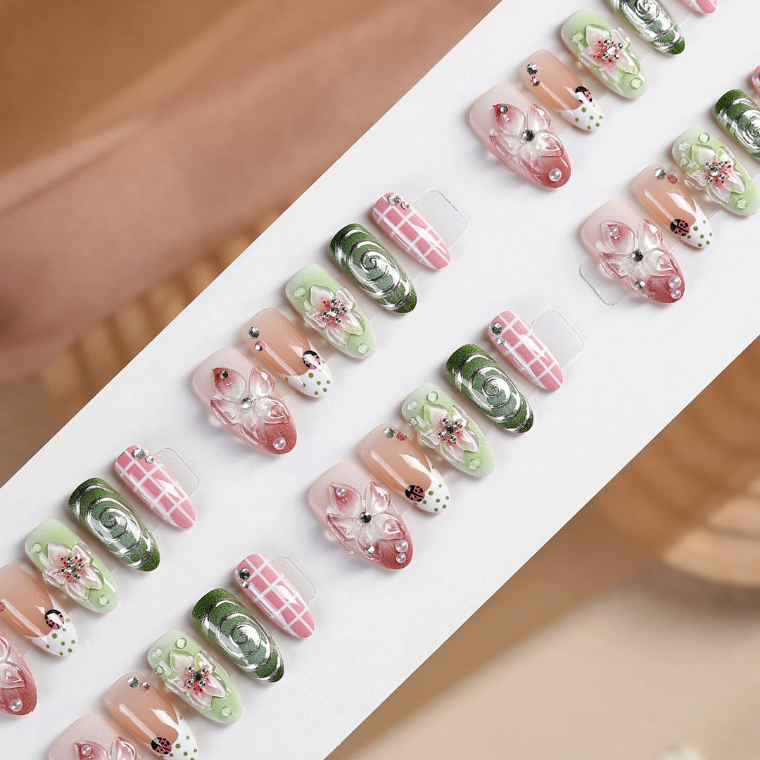 Artificial nail set with floral accents and glitter details Bowlift