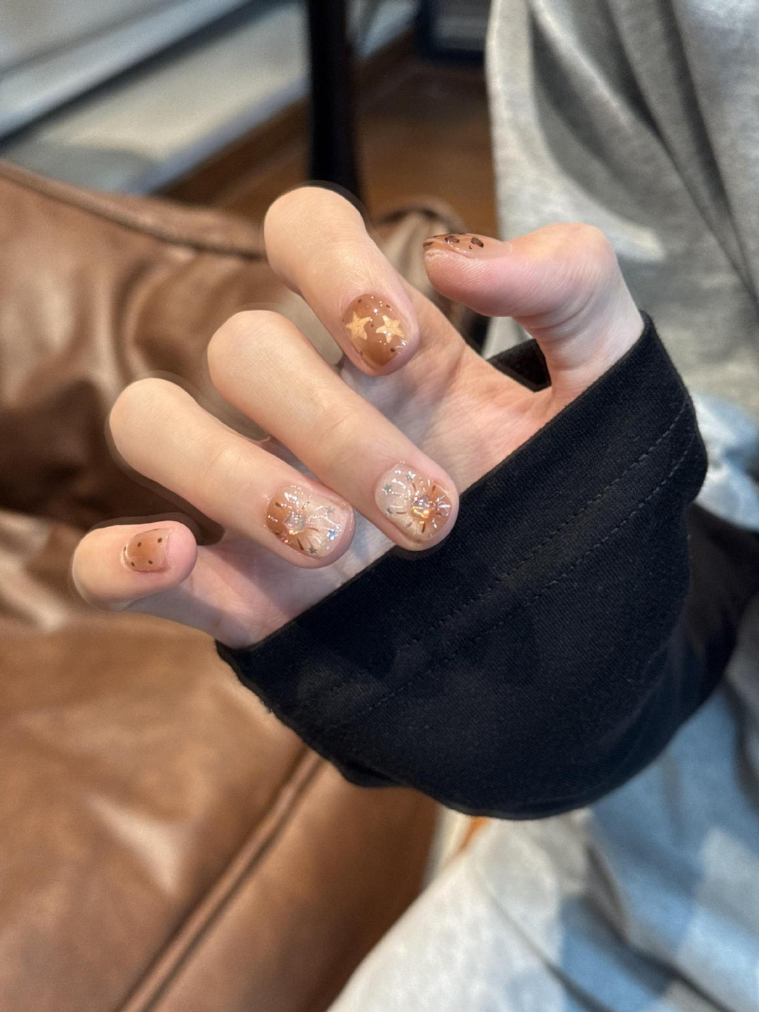 Artificial nails with shimmering fine accents Bowlift