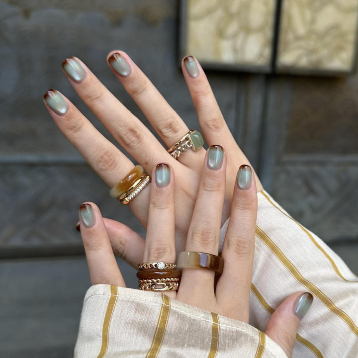 Glamorous Artificial Nails in Elegant French-Style Bowlift