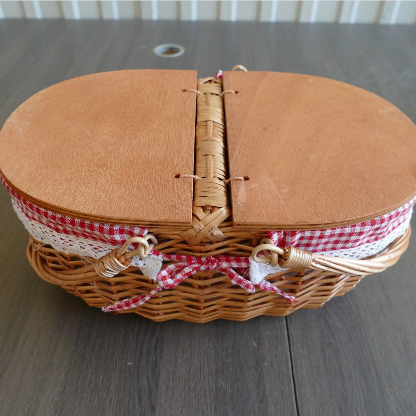 Women's picnic basket with practical wooden lid and stylish inner lining Bowlift