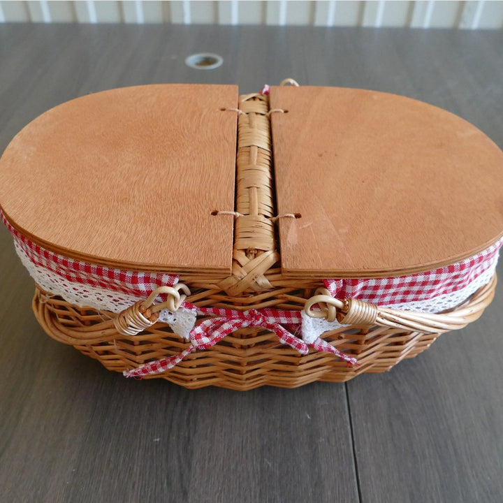 Women's picnic basket with practical wooden lid and stylish inner lining Bowlift