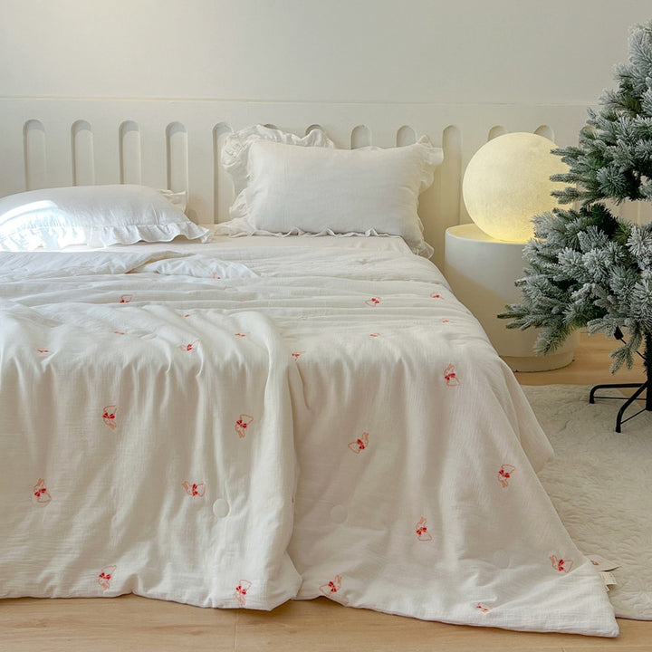 Women lightweight and breathable quilt with delicate floral patterns Bowlift