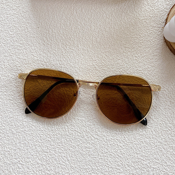 Fashionable sunglasses with round frame and intricate design Bowlift