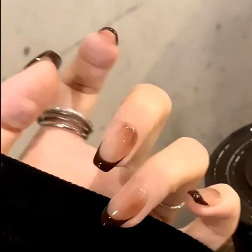 Artificial Nails in Modern French Look with Gloss Finish Bowlift