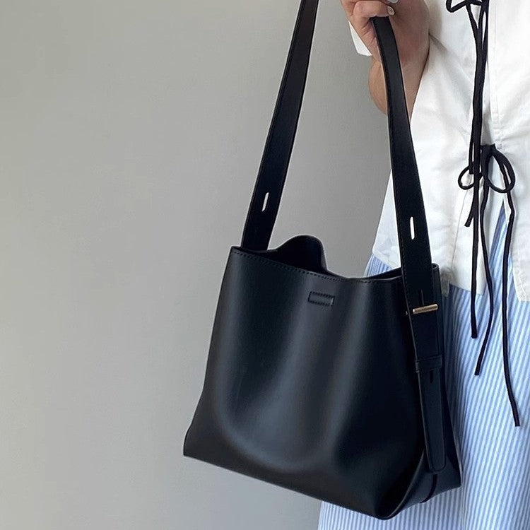 Modern shoulder bag Bowlift