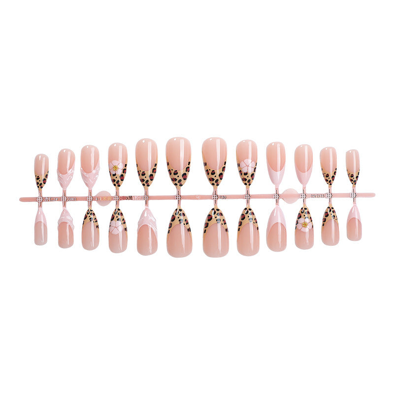 Nail set with trendy leopard design and elegant accents Bowlift