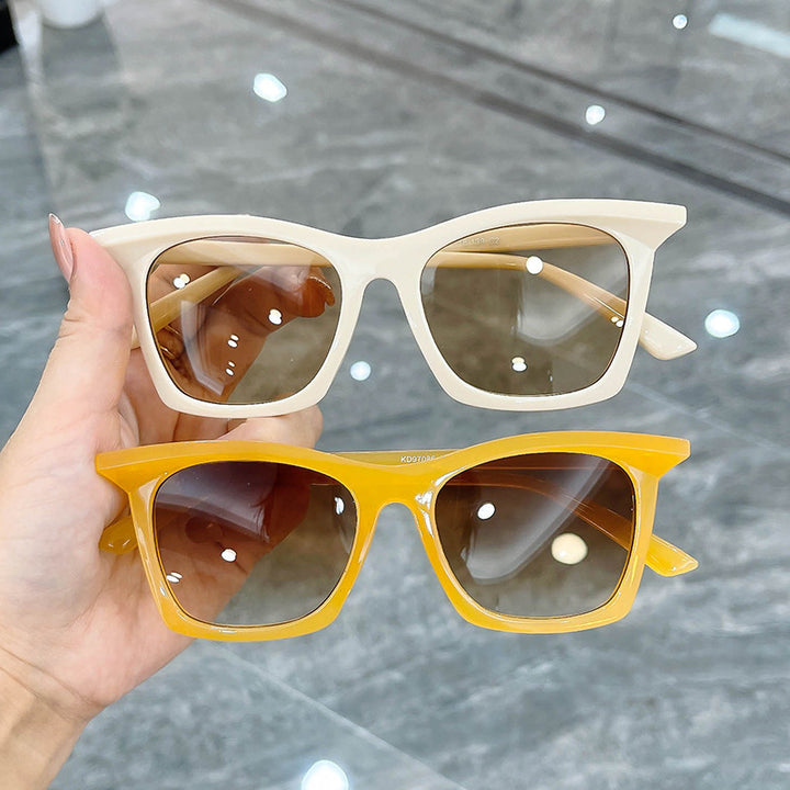 Women's Cat-Eye Sunglasses with Gradient Lenses and Transparent Frame Design Bowlift