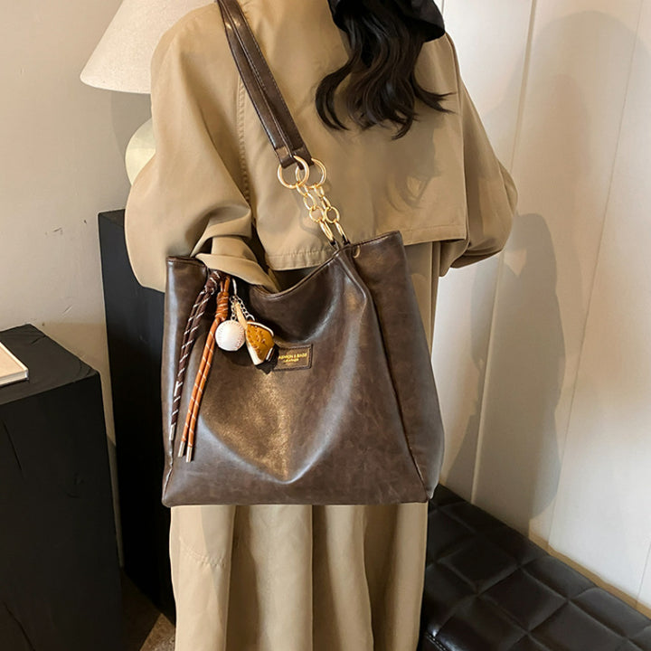 Luxurious Vintage-Inspired Handbag Bowlift