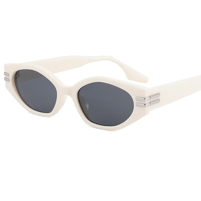 Women striking vintage sunglasses with asymmetric frame Bowlift