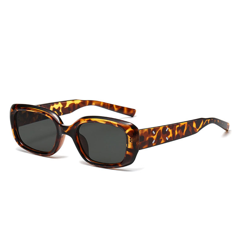 Ladies Retro-Inspired Sunglasses with Curved Frame Bowlift