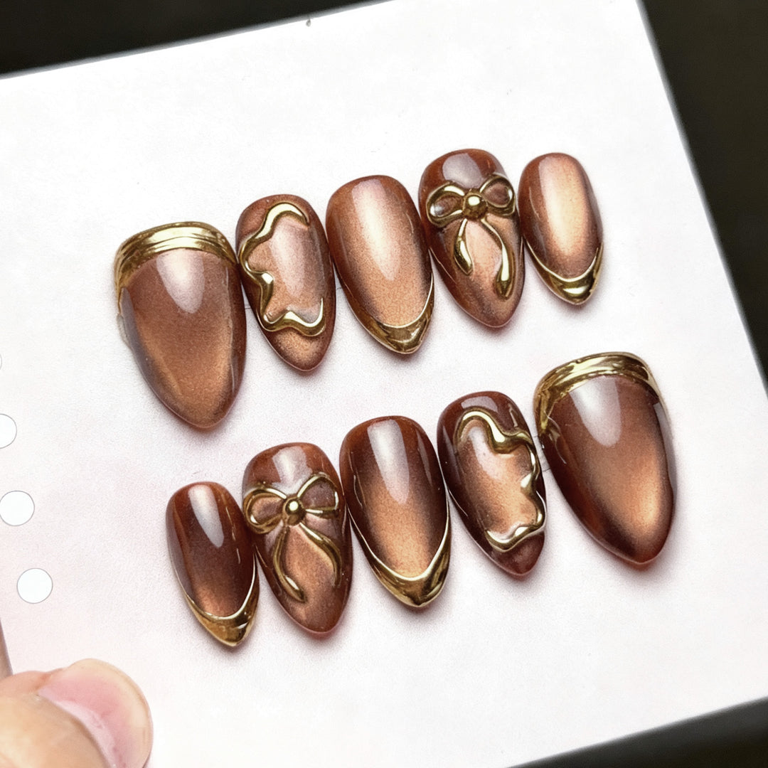 Elegant artificial nails with gold accents Bowlift