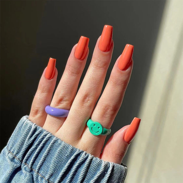 Stylish artificial nails in elegant gloss finish Bowlift