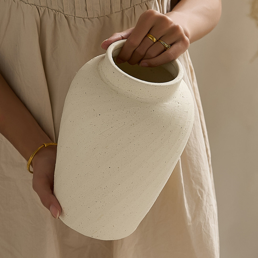 Elegant and modern ceramic vase Bowlift