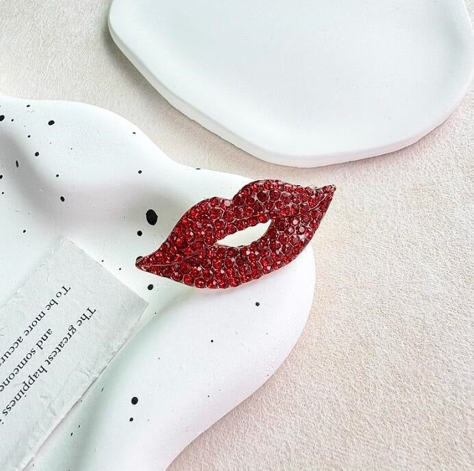 Glittering Lip Brooch Bowlift