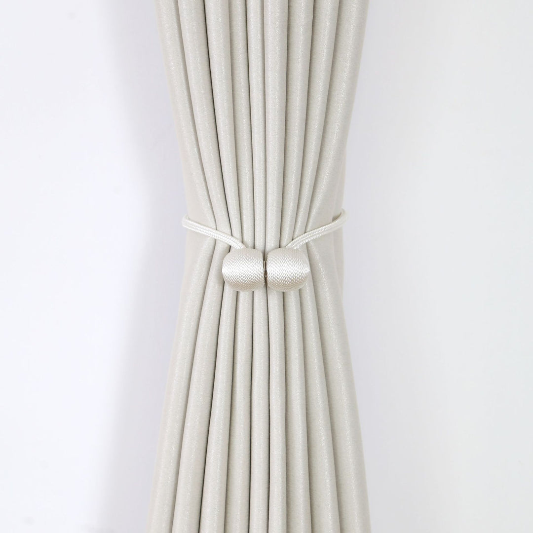 Decorative curtain tieback Bowlift