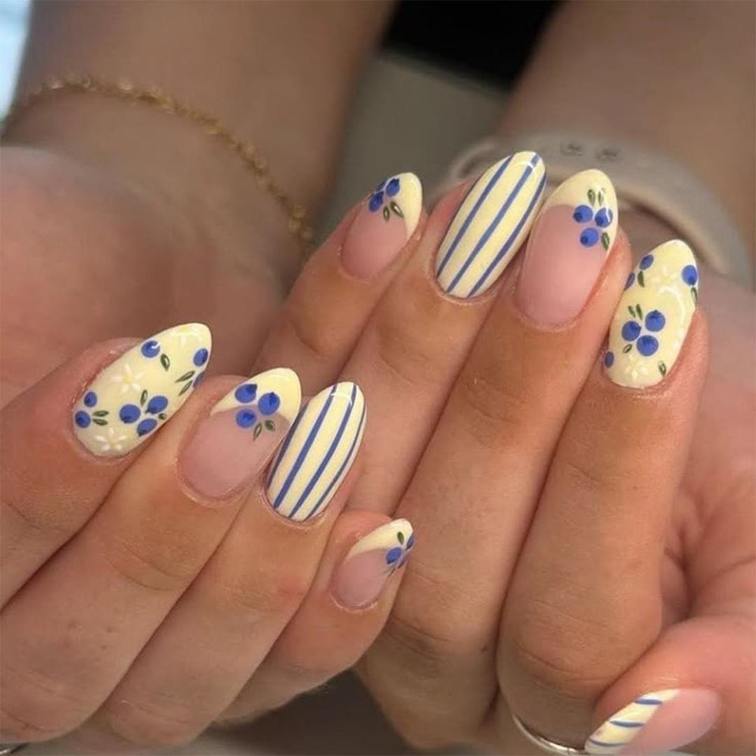Artificial nail art with playful dots and bows Bowlift