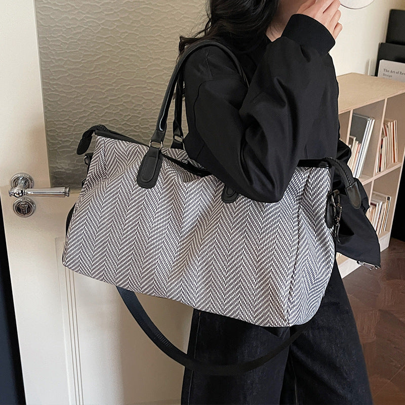 Durable travel bag with versatile interior layout Bowlift