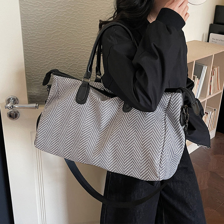 Durable travel bag with versatile interior layout Bowlift
