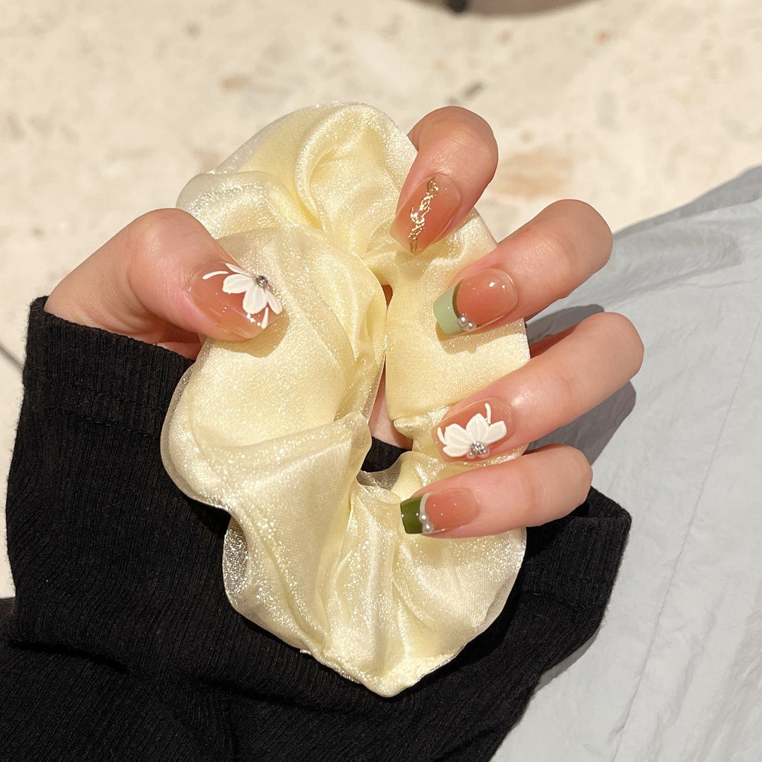 Floral-Inspired Press-On Nail Set Bowlift