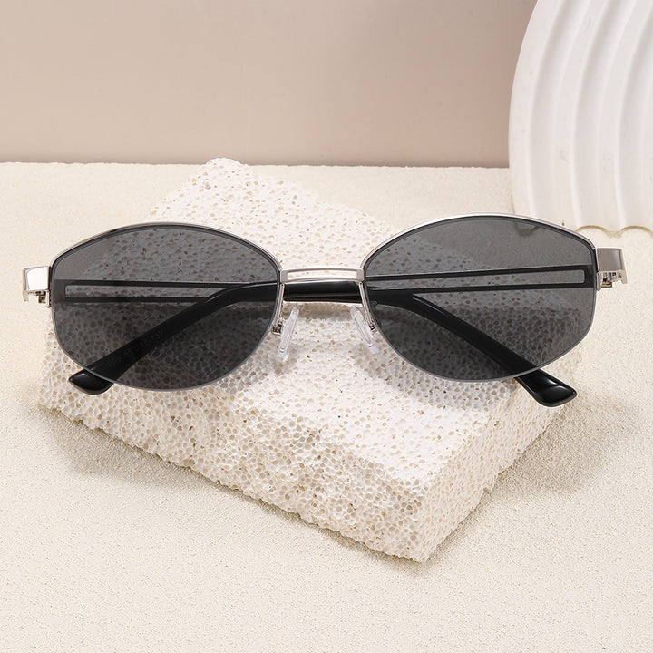 Fashionable glasses with elegant, oval shape Bowlift