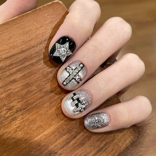 Glamorous artificial nails with rhinestone and glitter motifs Bowlift