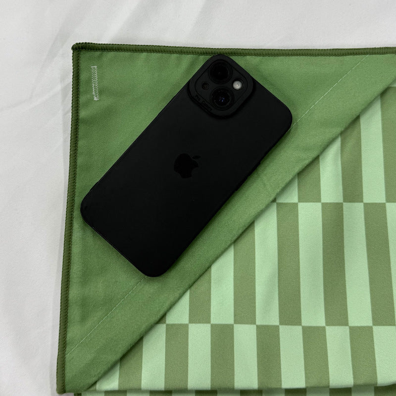 Beach towel with modern striped design Bowlift