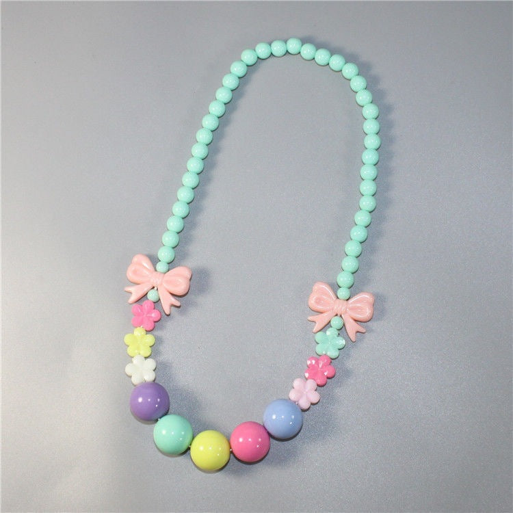 Colorful pearl necklace with floral elements Bowlift