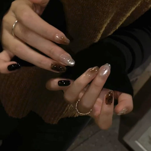 Artificial nail set with innovative ombre design and pattern Bowlift