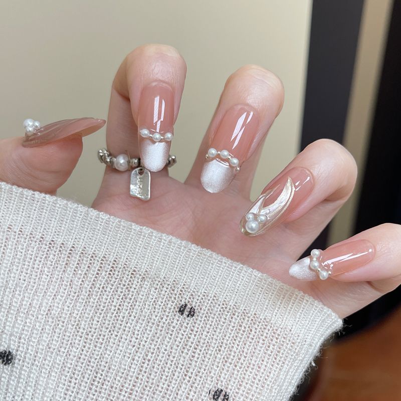 Elegant Pearl-adorned Nail Art Bowlift