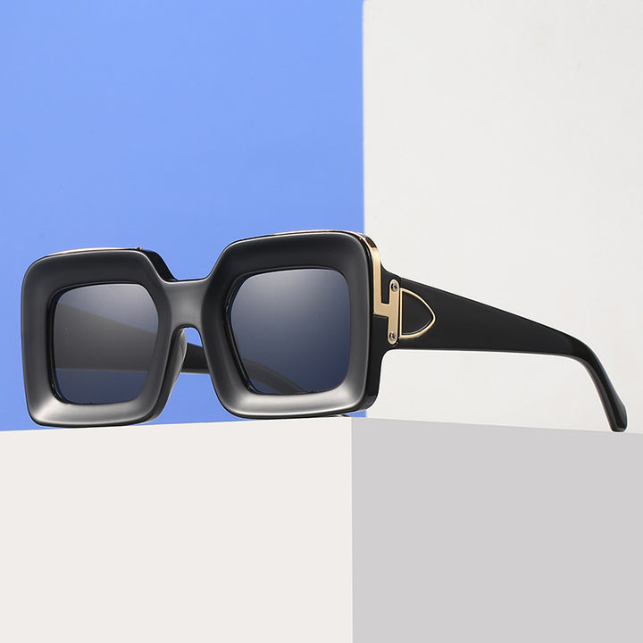 Women square sunglasses with luxurious design and golden accents Bowlift