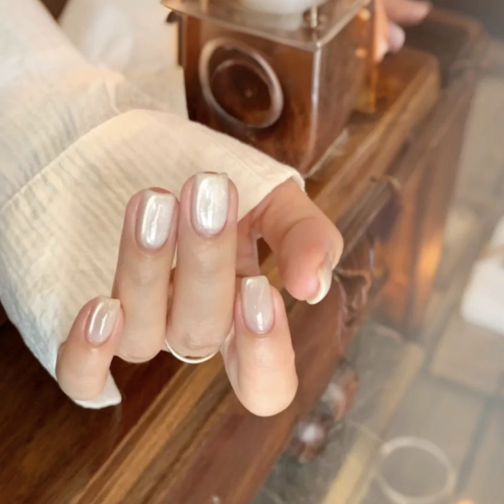 Artificial nail with luxurious pearlescent shine Bowlift