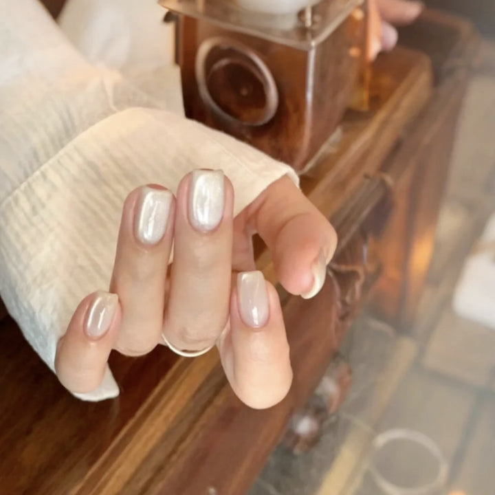 Artificial nail with luxurious pearlescent shine Bowlift