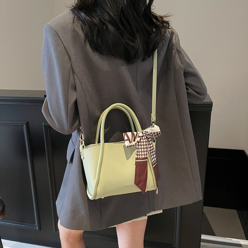 Fashionable Structured Handbag Bowlift