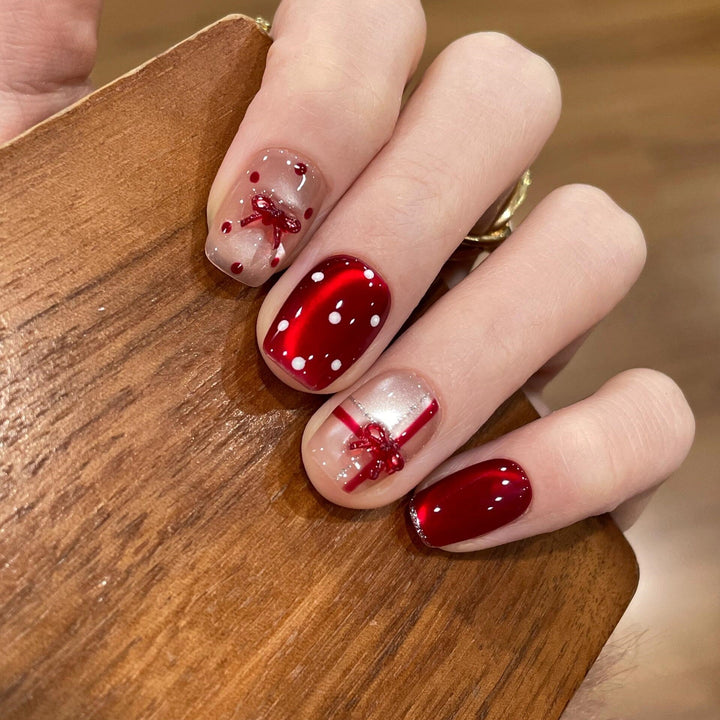 Artificial nails with festive gift design Bowlift