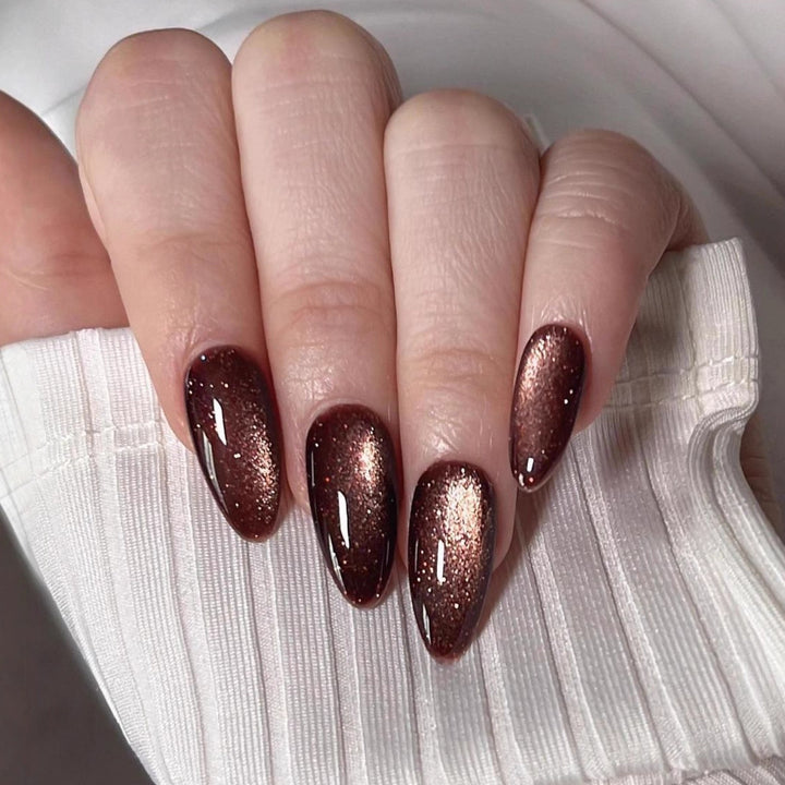 Glamorous artificial nails with elegant glitter finish Bowlift