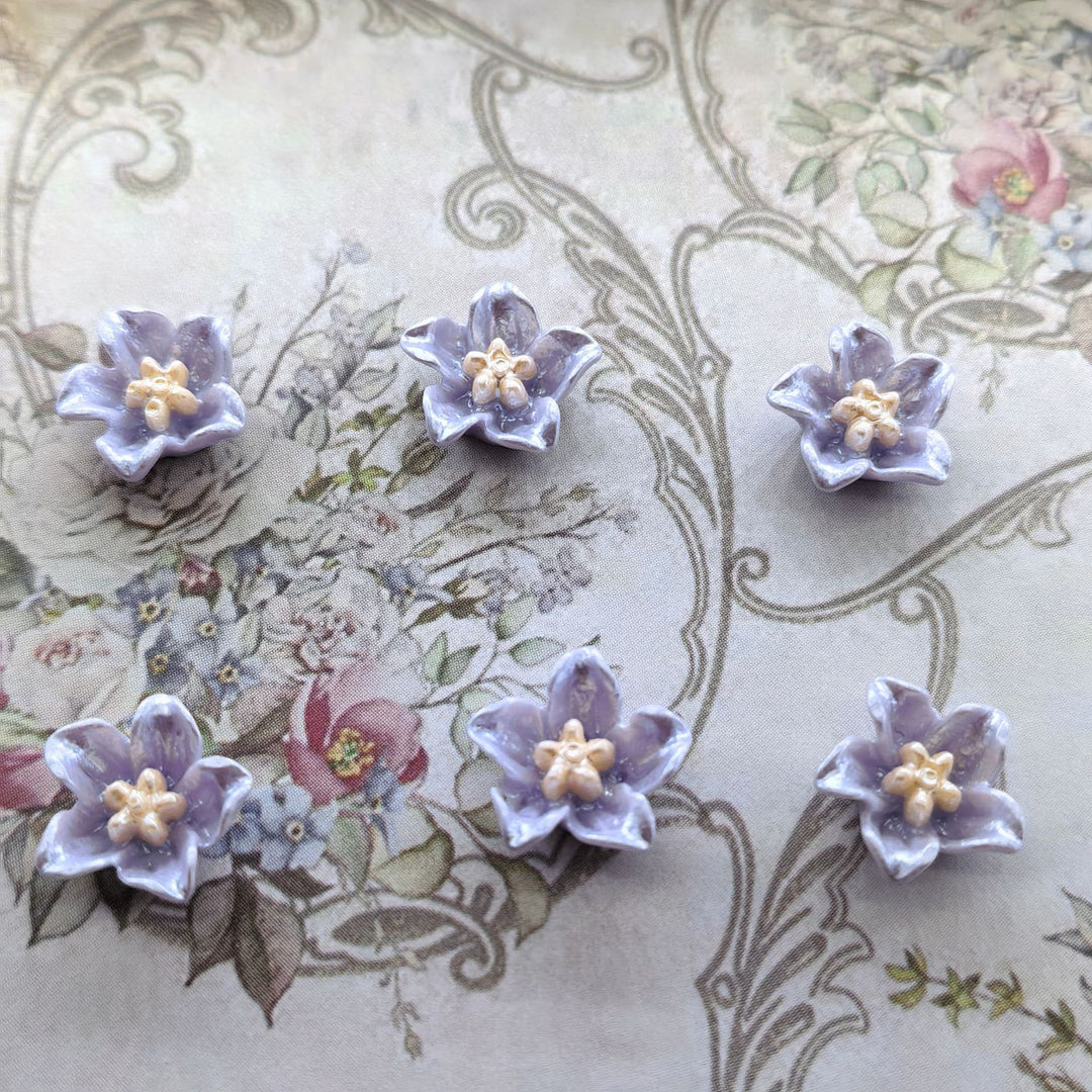 Decorative flower appliqués Bowlift