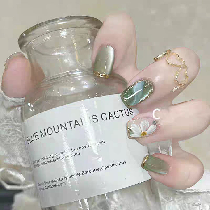 Artificial nails with floral accents and glamorous gold trim Bowlift