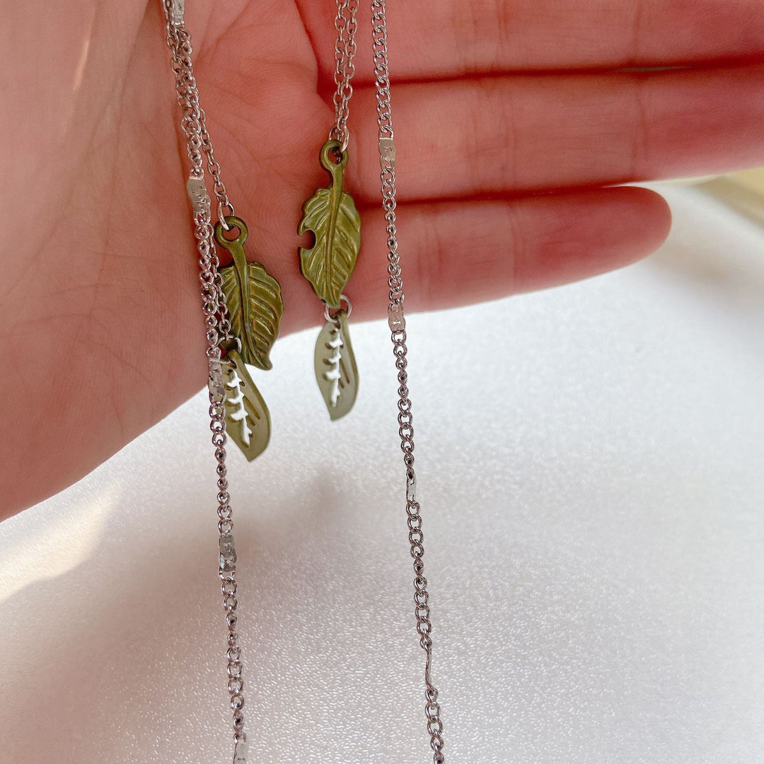 Fashionable glasses holder chain with leaf motifs Bowlift