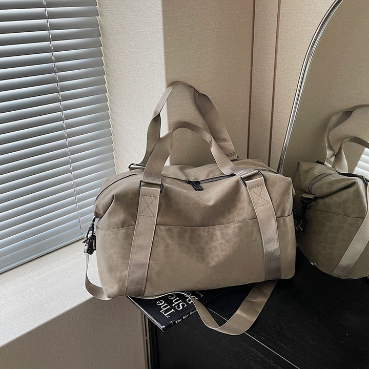Sporty duffel bag with animal pattern and practical carrying options Bowlift