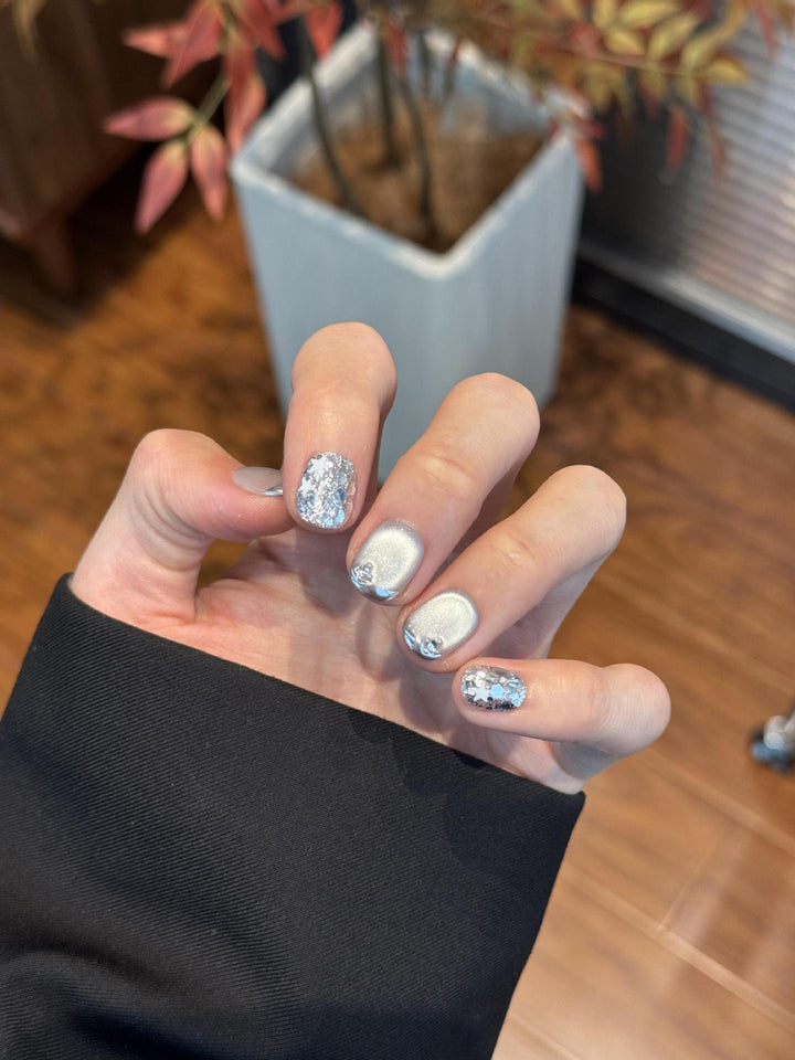 Glamorous artificial nails with radiant metallic finish Bowlift