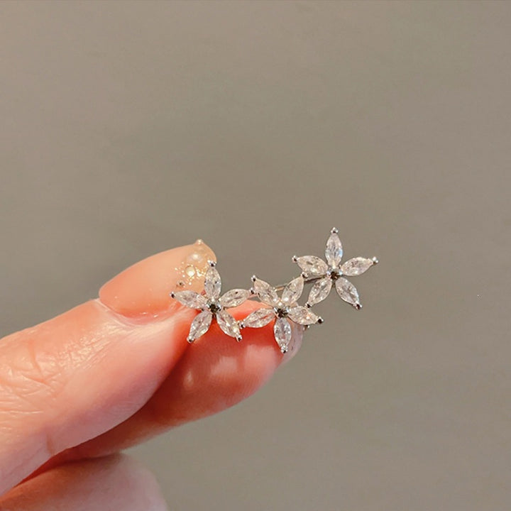 Flower brooch made of radiant gemstones Bowlift